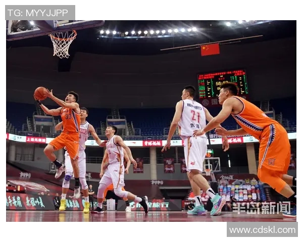 姚明颁奖时的灿烂笑容展现了运动员的风采与坚持的精神