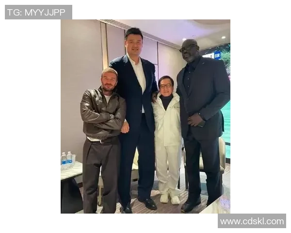 姚明蜡像揭幕引发男篮热潮球迷纷纷前来合影留念