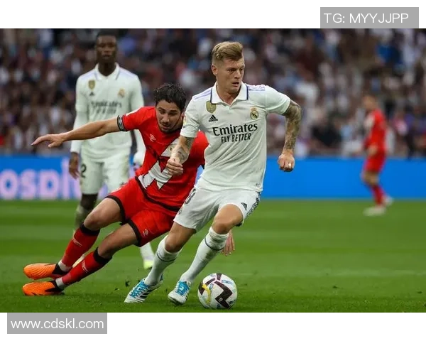 欧联杯精彩对决曼城逆转皇马全场沸腾赛后点评引发热议 欧联杯精彩对决曼城逆转皇马全场沸腾赛后点评引发热议