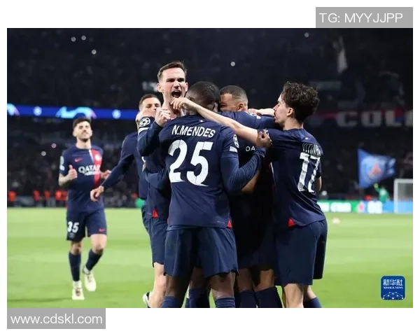 国王杯巴萨大胜巴黎圣日耳曼帽子戏法引发争议判罚全场沸腾 国王杯巴萨大胜巴黎圣日耳曼帽子戏法引发争议判罚全场沸腾