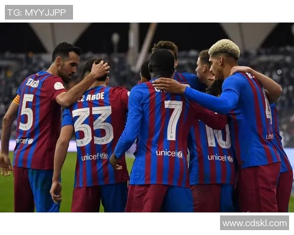 意甲焦点战巴萨与曼联握手言和乌龙球引发全场热议与转会传闻 意甲焦点战巴萨与曼联握手言和乌龙球引发全场热议与转会传闻